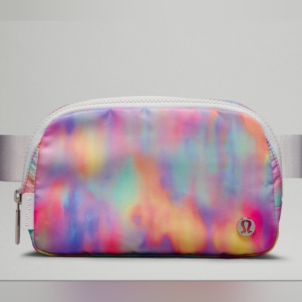 ⚠️LAST CHANCE⚠️Lululemon everyday belt bag prism wash Print NWT